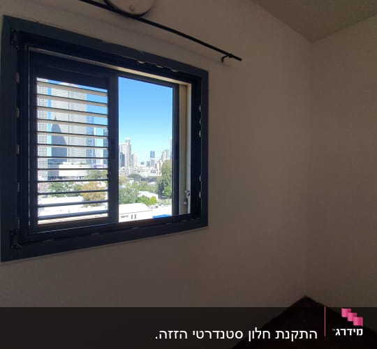 חלון אלומיניום עם תריסים פתוחים